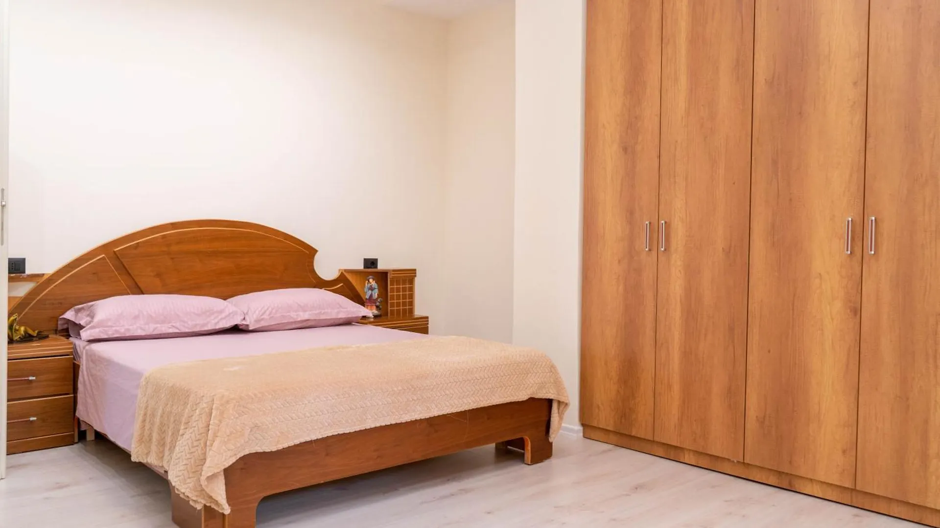 Spacious & Relaxing Home With Free Parking Vlore Apartment