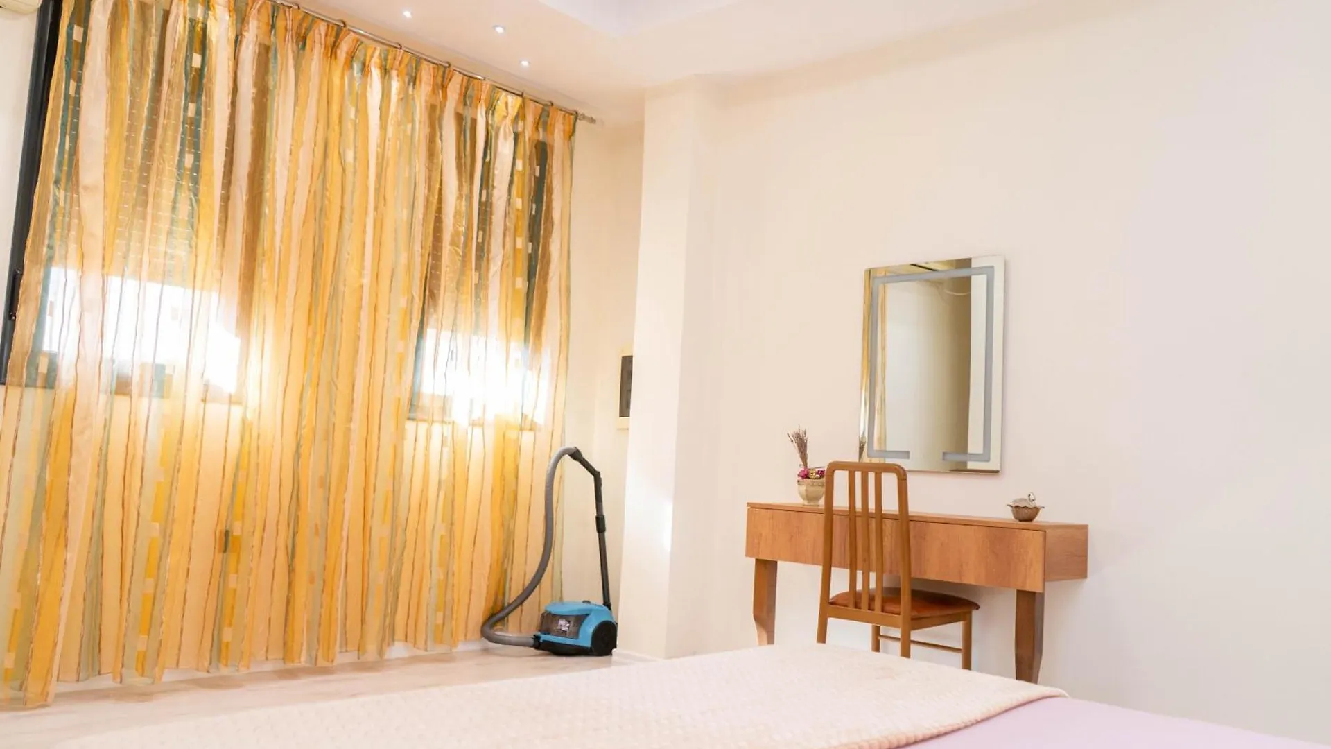 Spacious & Relaxing Home With Free Parking Avlonya